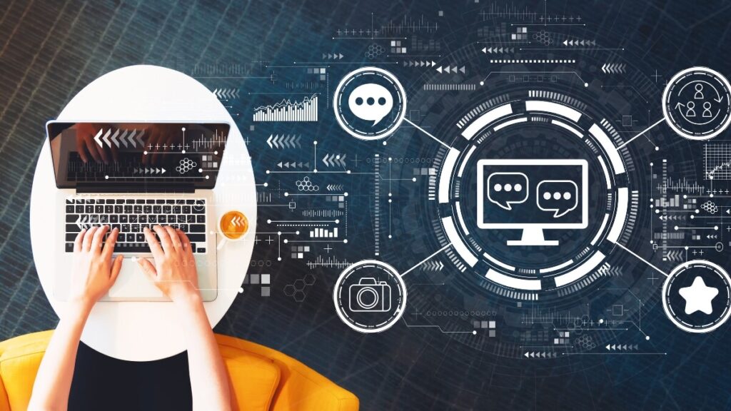 Πώς να γράφετε ελκυστικές λεζάντες για τα social media 10+1 συμβουλές στρατηγικής. Η εικόνα δείχνει κάποιο άτομο να γράφει σ ένα laptop